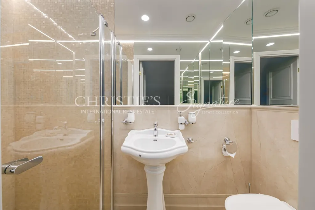 Baños - Historic 4-Bedroom Flat in Tallinn City Centre