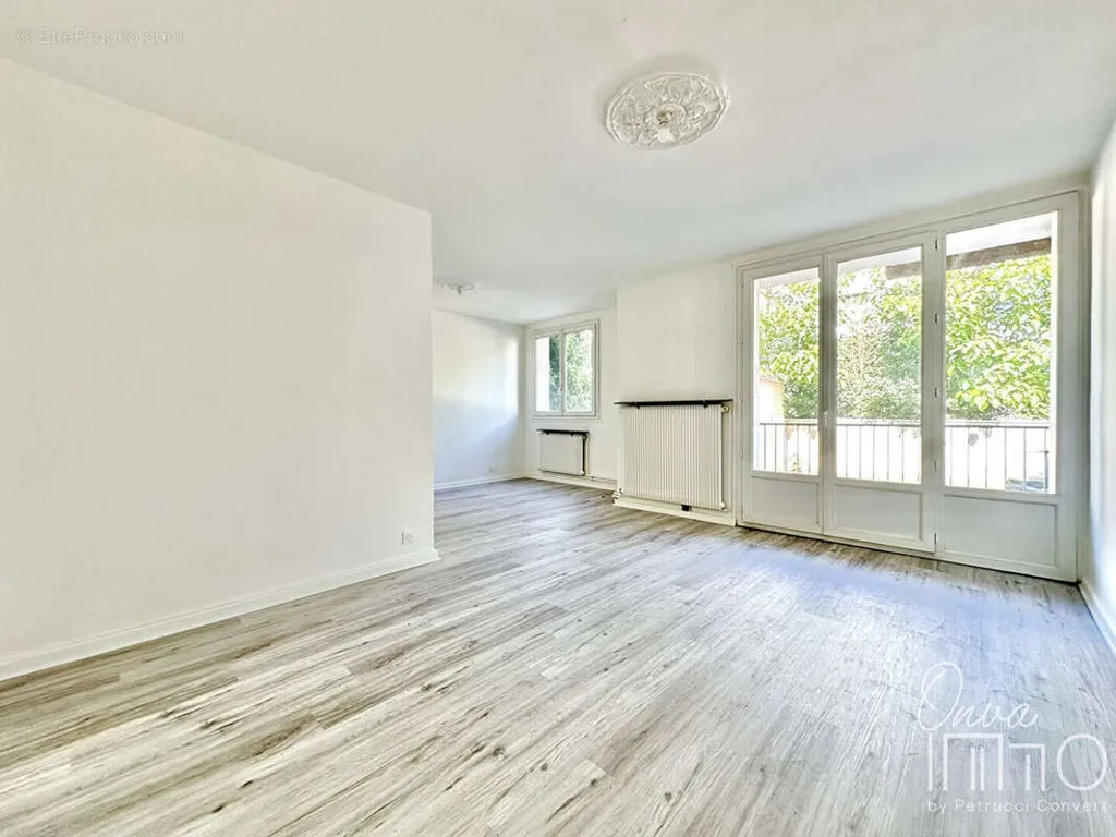 Elutuba - T3/T4 with Balcony and Parking in La Doua