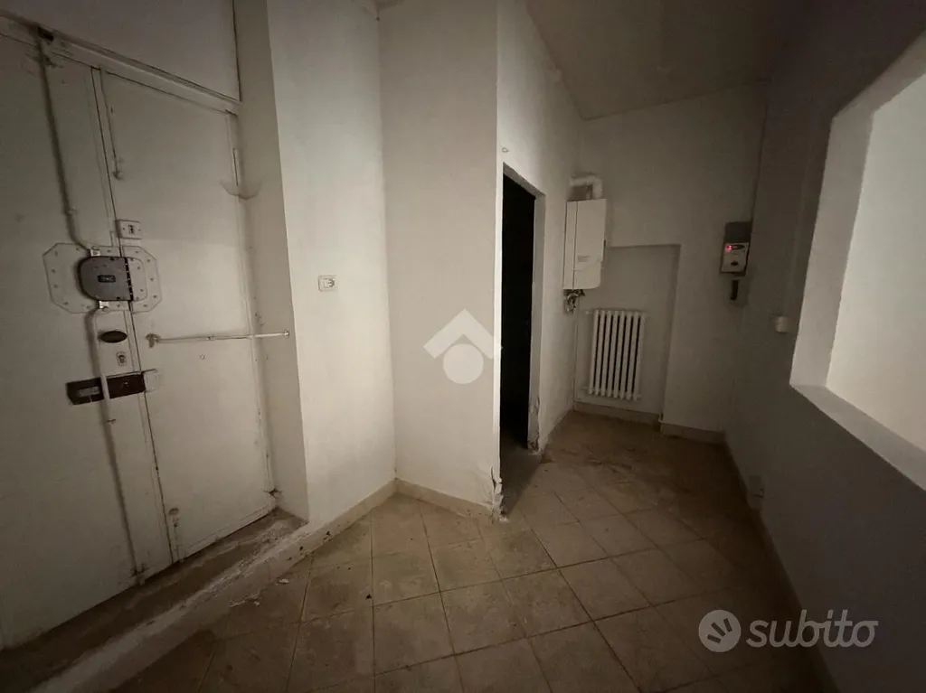 Esik - Commercial Space for Conversion in Osio Sotto