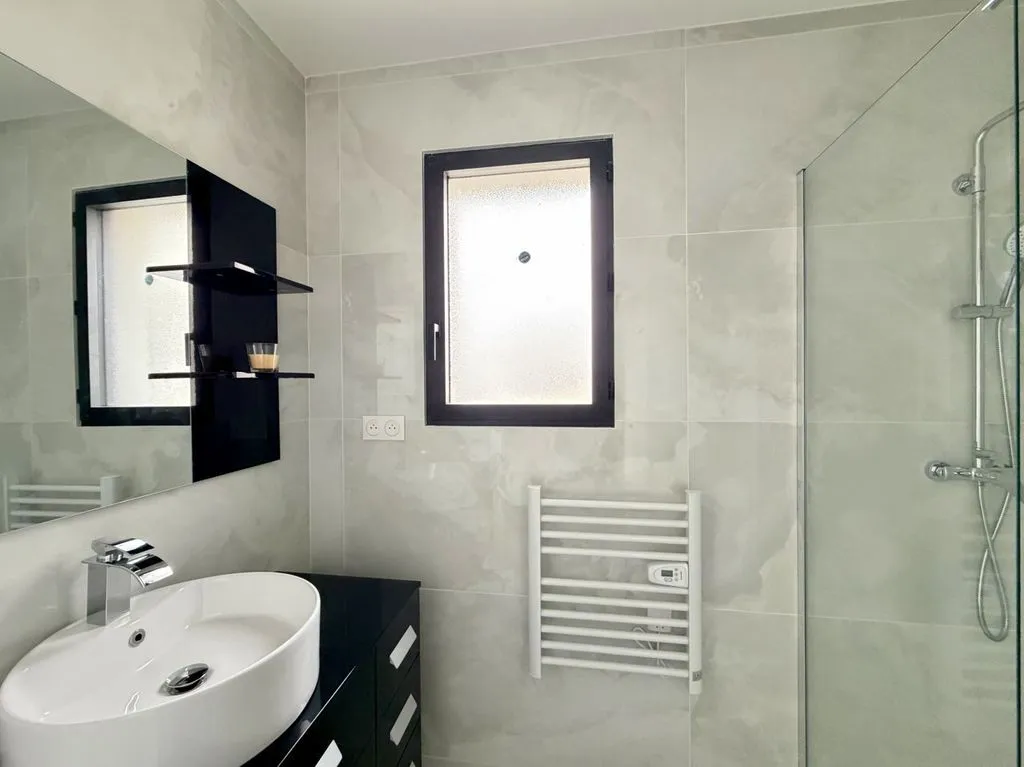 Bathrooms - Luxury Villa with Pool in Agde