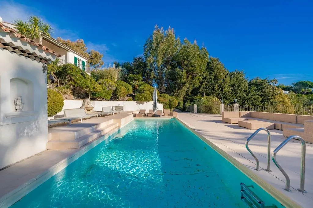 Piscine - Villa avec Vue Panoramique sur la Mer à Super Cannes