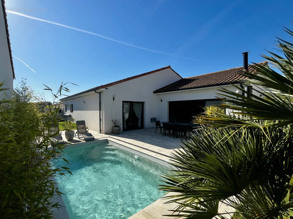 Piscine - Maison de Plain-pied avec Piscine à Rouans