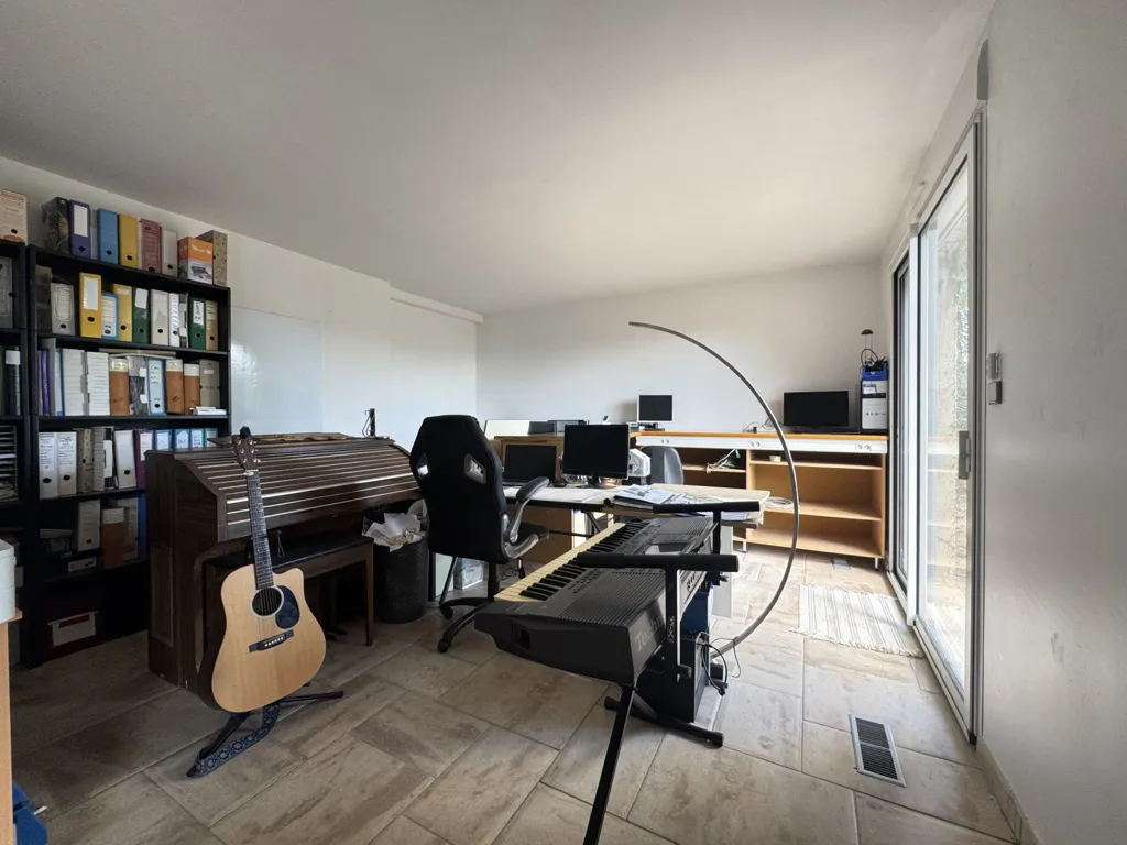 Office - Luxury House with Large Garden in Beaurepaire
