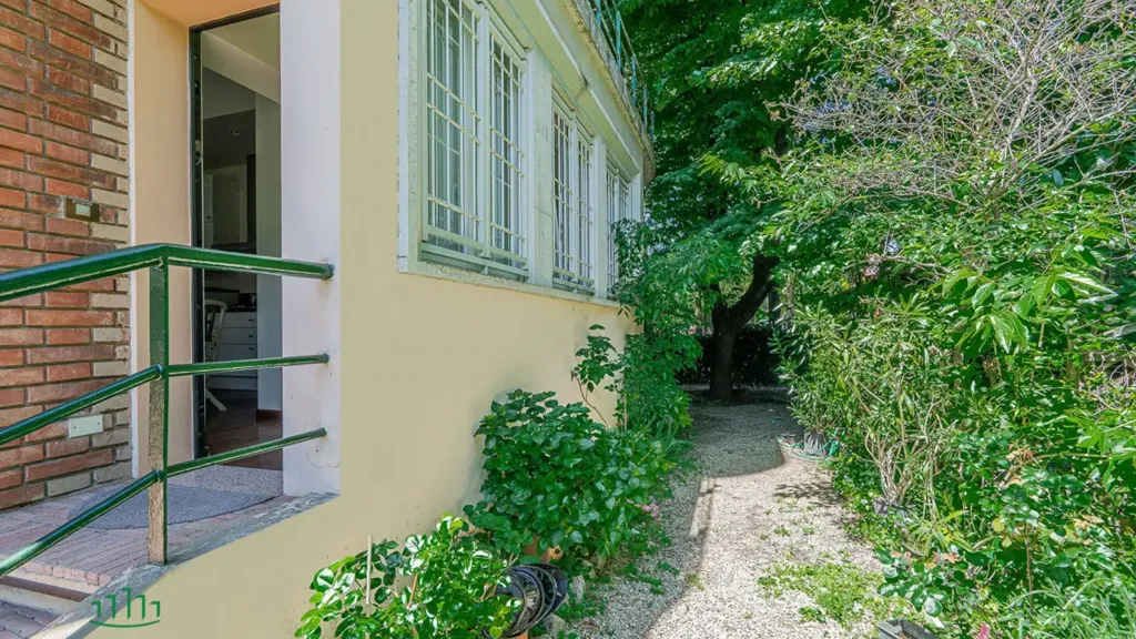 Balcon - Armed Bilocale with Private Patio in Bologna