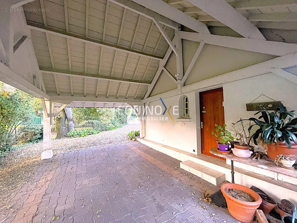 Garaaž - 1970s Villa with Garden in Bouaye