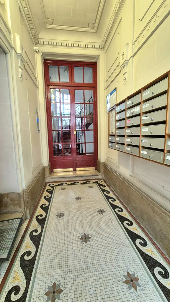 Esik - Grand 2-Piece in Historic Building, Paris 18th