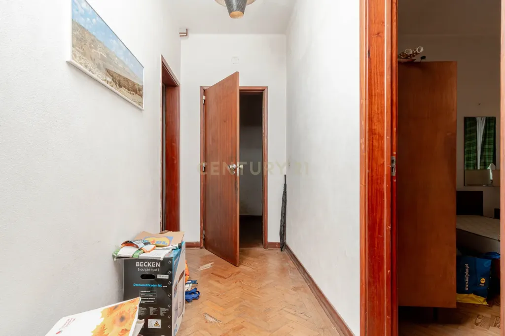 Esik - T6+1 House with Garden in Alfragide Norte