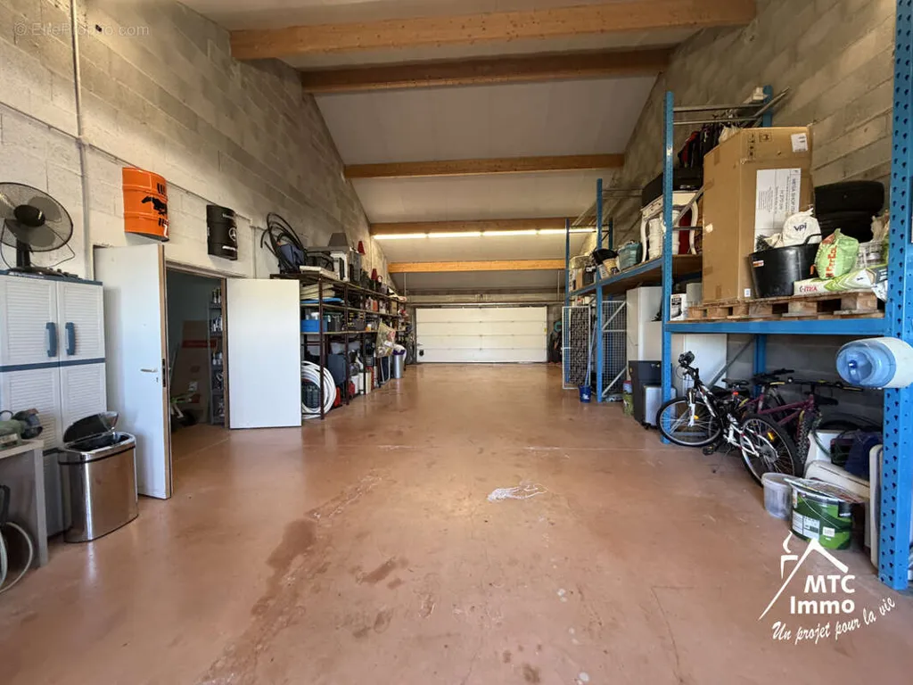 Garage - Maison Contemporaine avec Piscine et Entrepôt à Loyettes