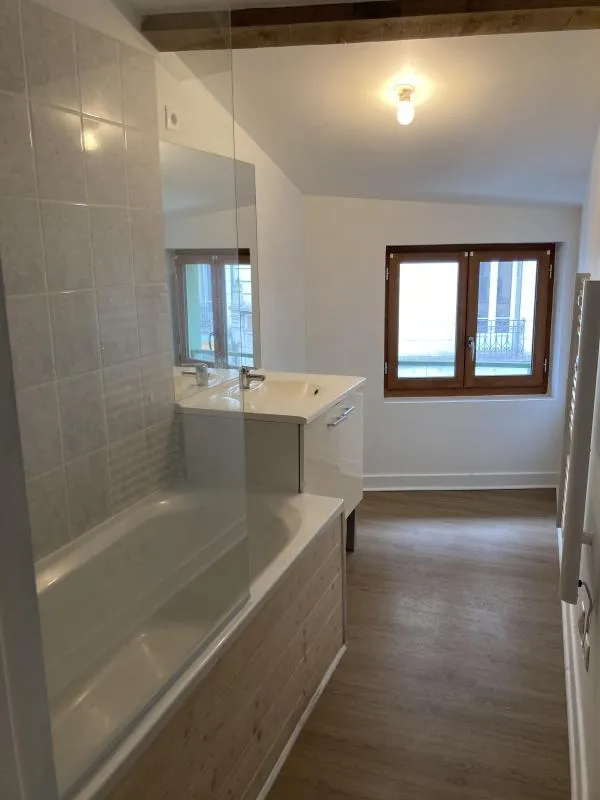 Salles de bain - Maison de Bourg Rénovée en Triplex au Puy-en-Velay
