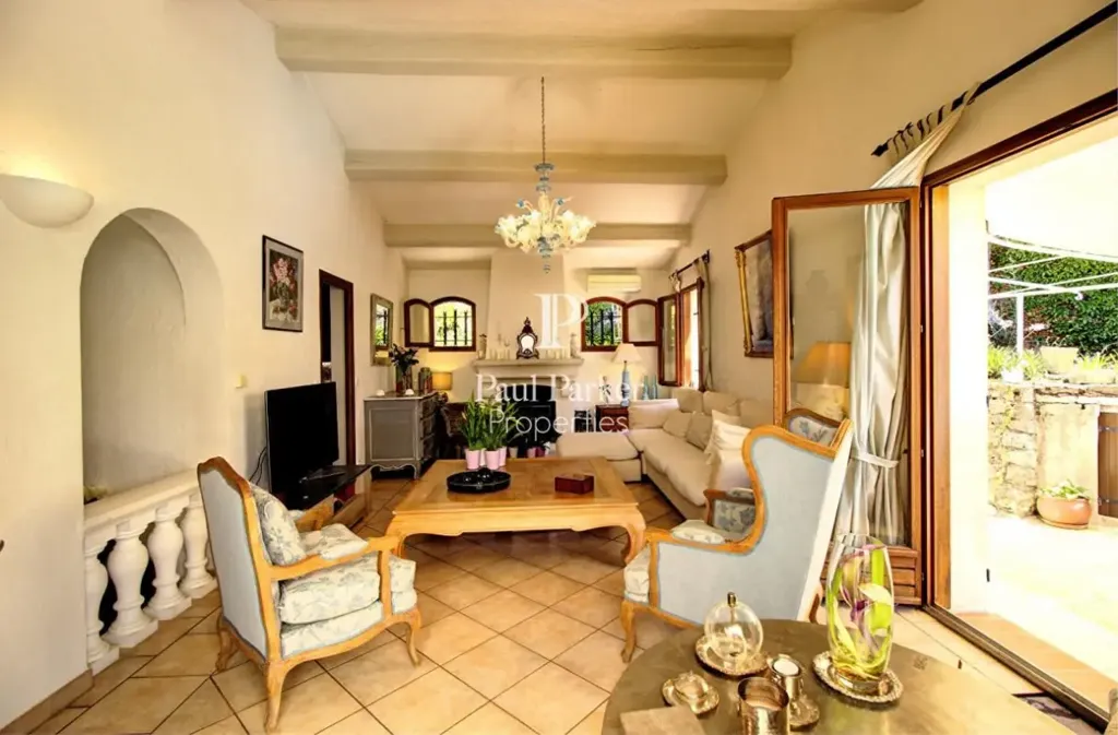 Living Room - Single-Storey Villa with Pool in Mougins Centre