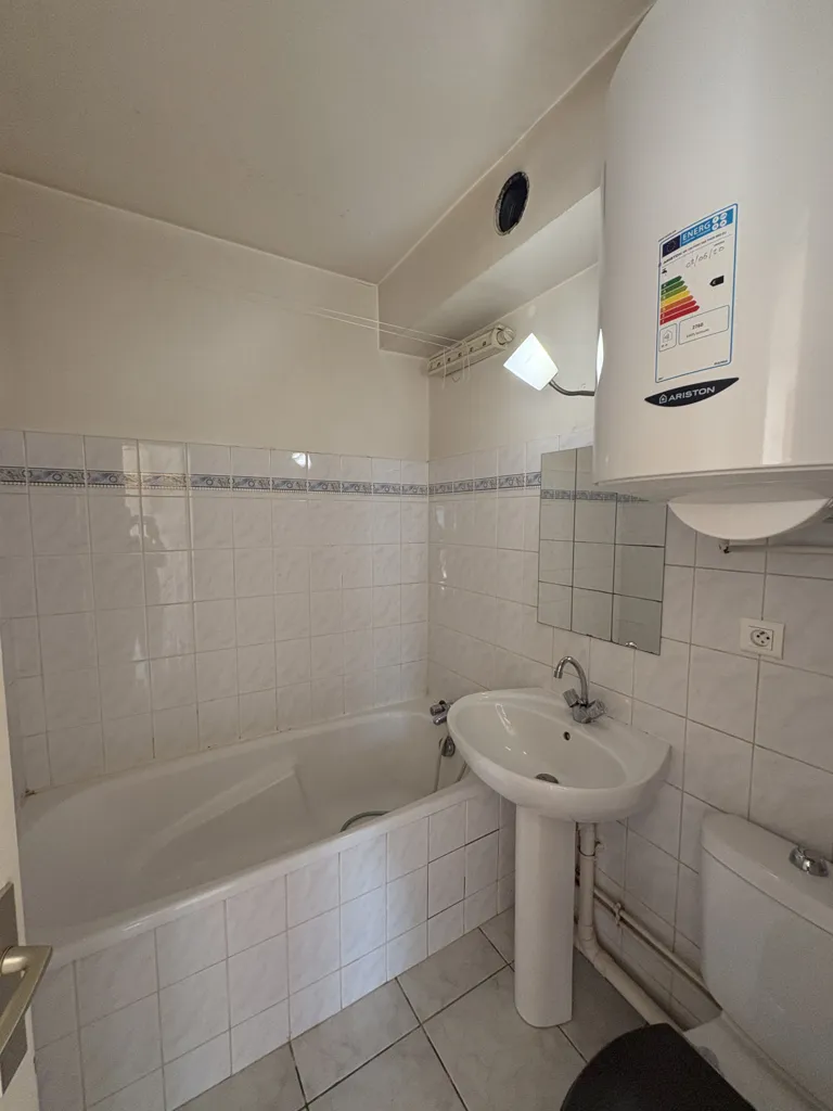 Salles de bain - Studio avec Parking dans Résidence Récente à 3' RER