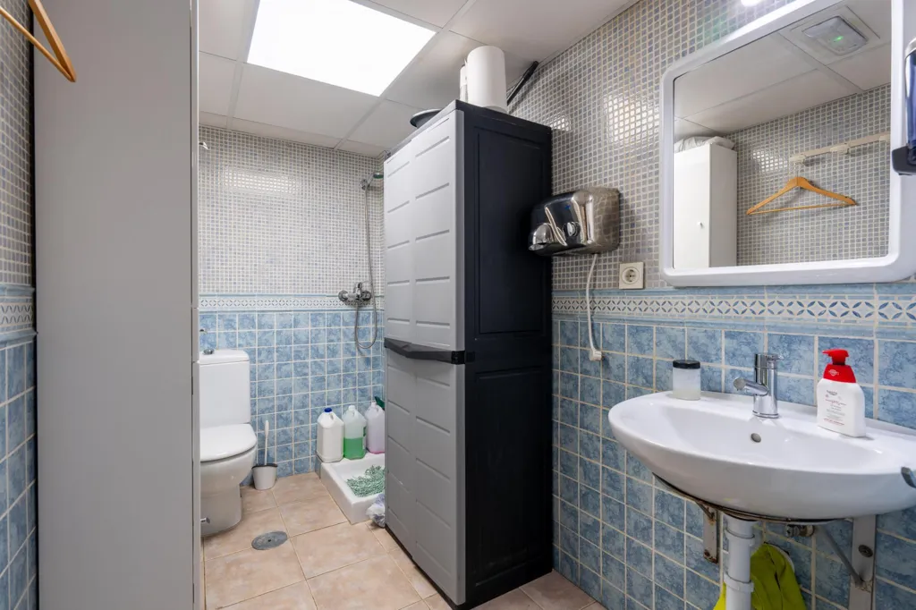 Bathrooms - Commercial Property with High Visibility in Almería