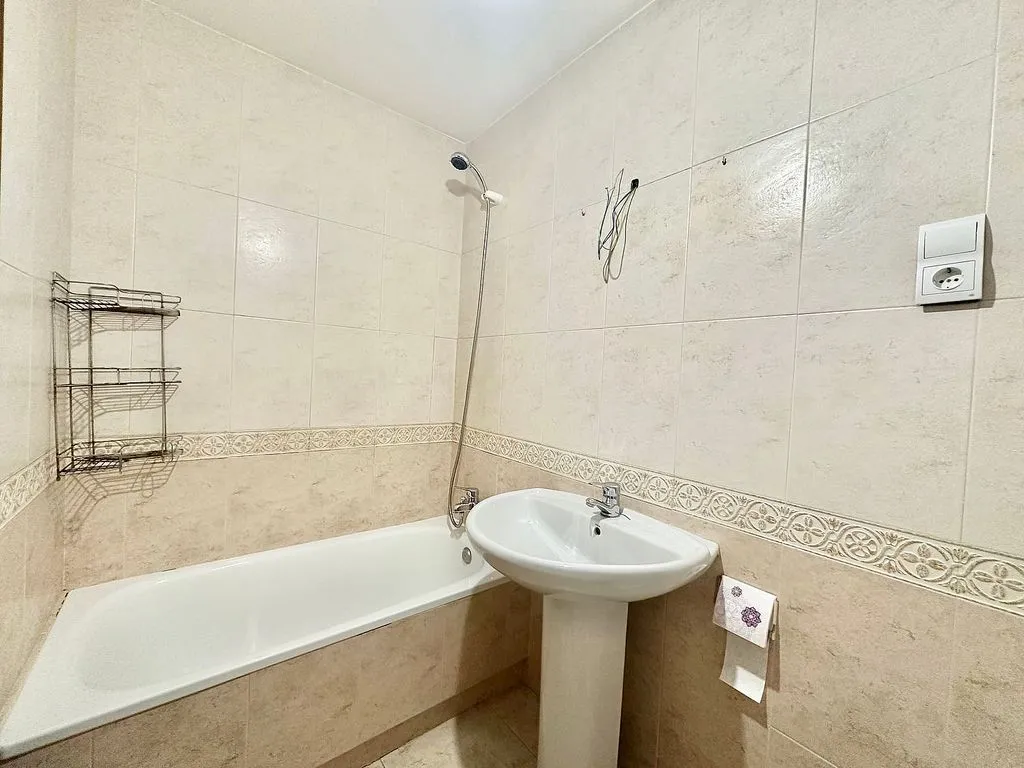 Salles de bain - Patio-Backed Chalet in Mejorada del Campo