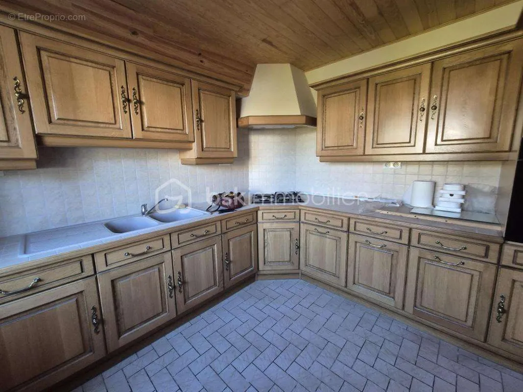 Cuisine - Maison de Plain-Pied avec Balcon dans le Quartier Calme de Gien
