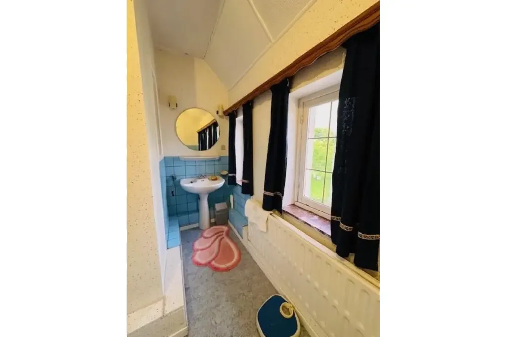 Salles de bain - Maison 4 Façades à Rénover avec Jardin à Malonne