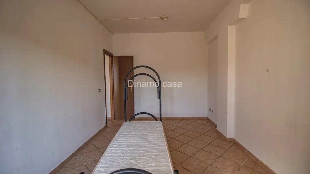 Chambres - Apartment with Industrial Warehouse in Carmignano