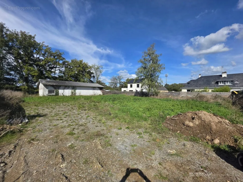 Aed - Constructible Plot with Hangar in Treillères