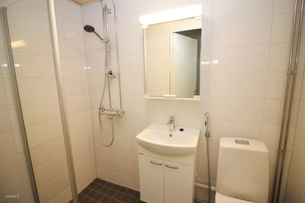 Salles de bain - Renovated Studio with Balcony in Pori Centre