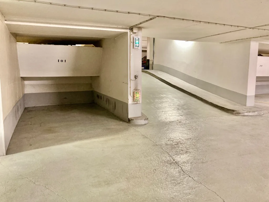 Garage - Parking Space with EV Charging in Paris 4