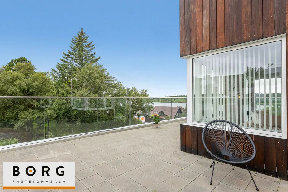 Balcon - Penthouse with Large Balcony in Kópavogur