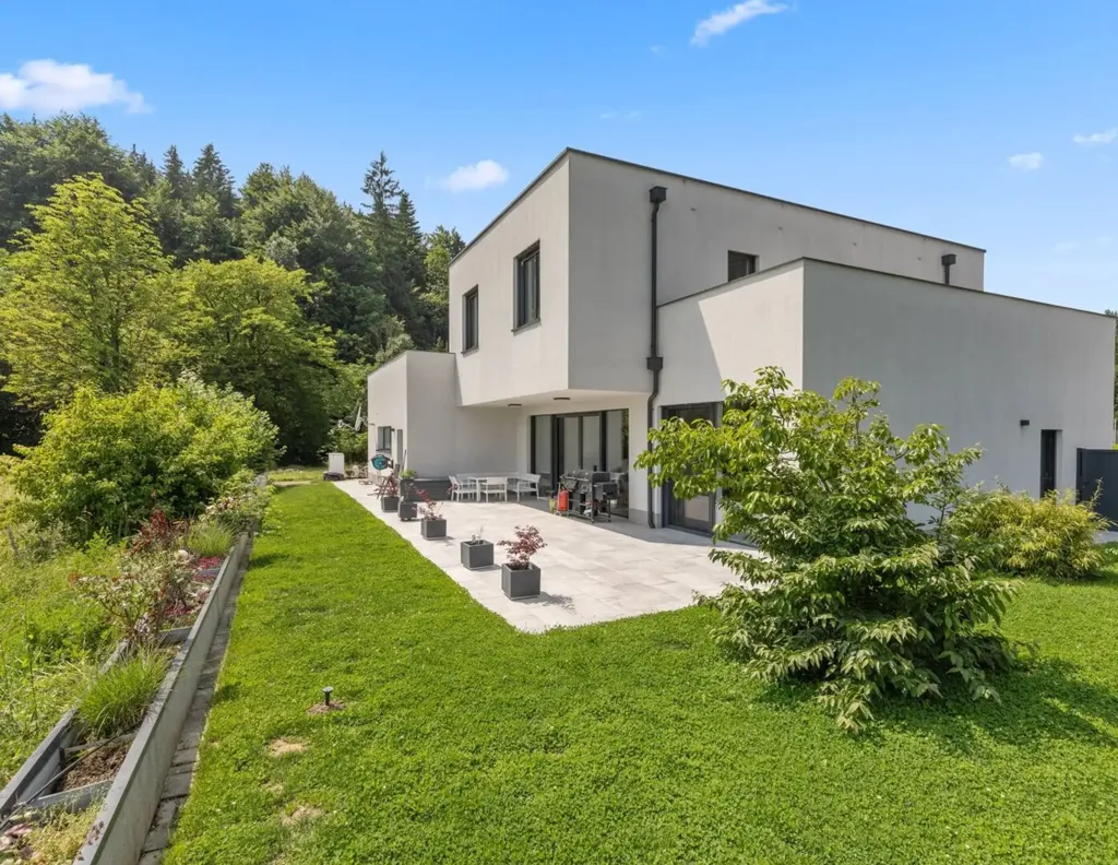 Exterior - Luxury Villa with Lake View in Ohlsdorf