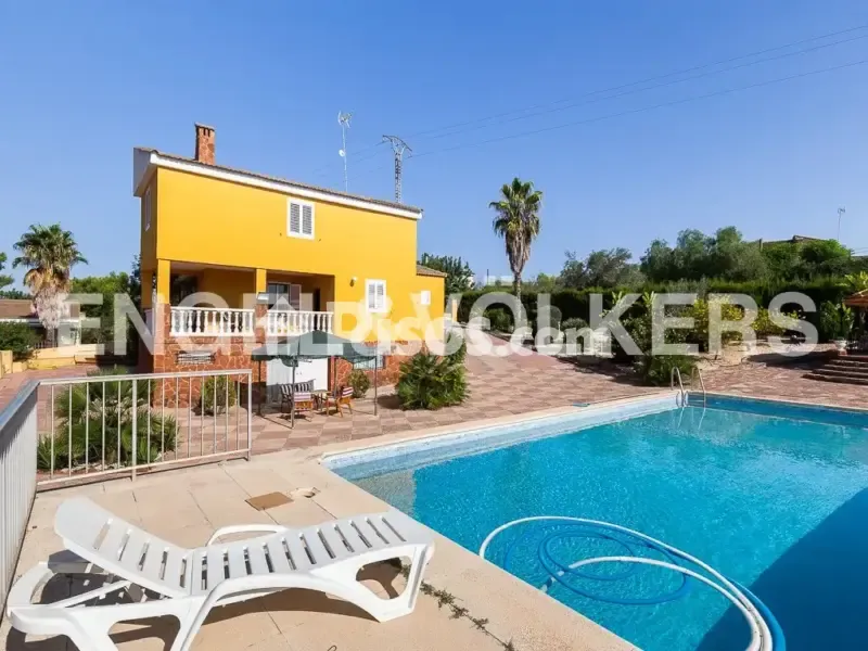 Piscine - Rustic Chalet with Pool in Montserrat