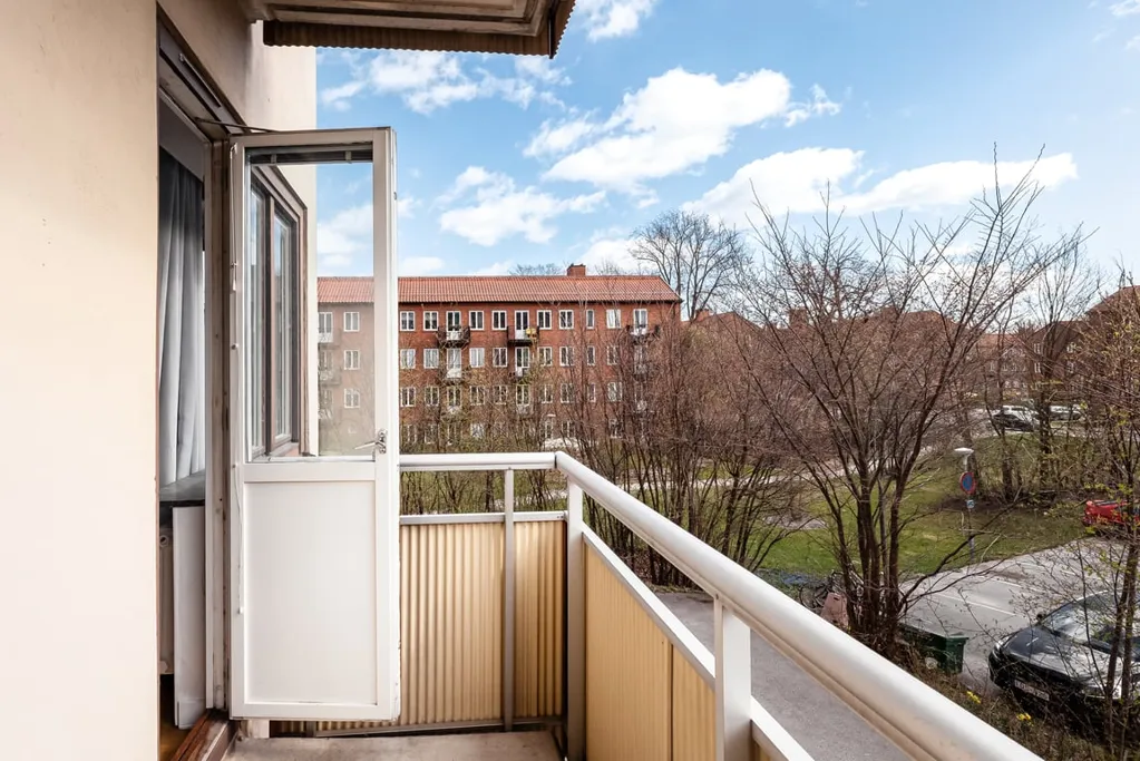 Balcon - Funkis Flat with South-Facing Balcony in Stockholm
