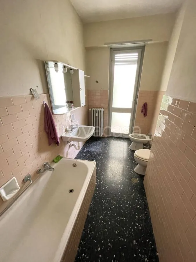 Salles de bain - Spacious 3-Bedroom Apartment in Settimo Torinese