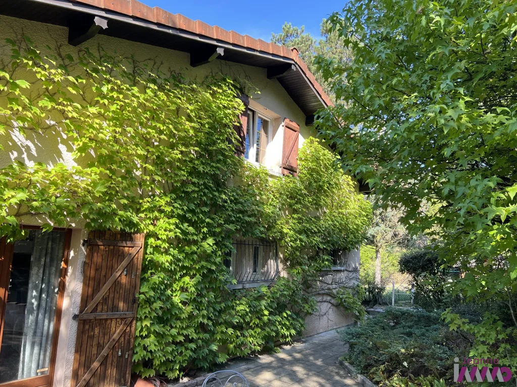 Extérieur - Maison Charmante avec Terrasse à Evette-Salbert