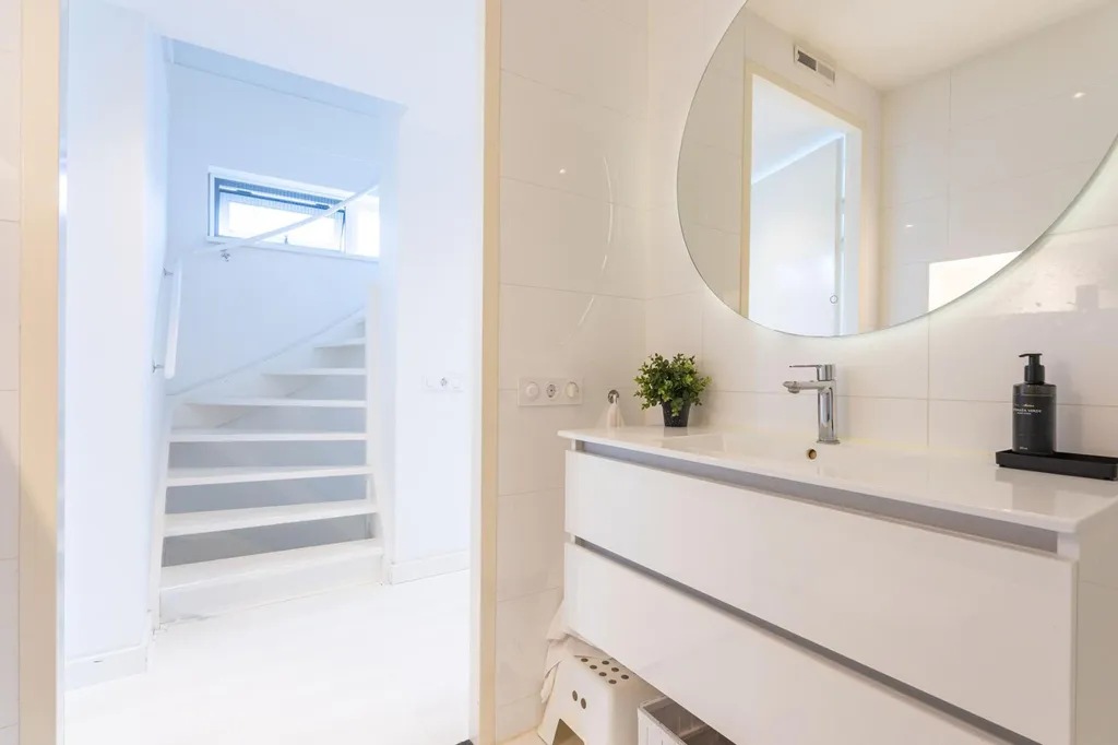 6-room house in Zwaag
