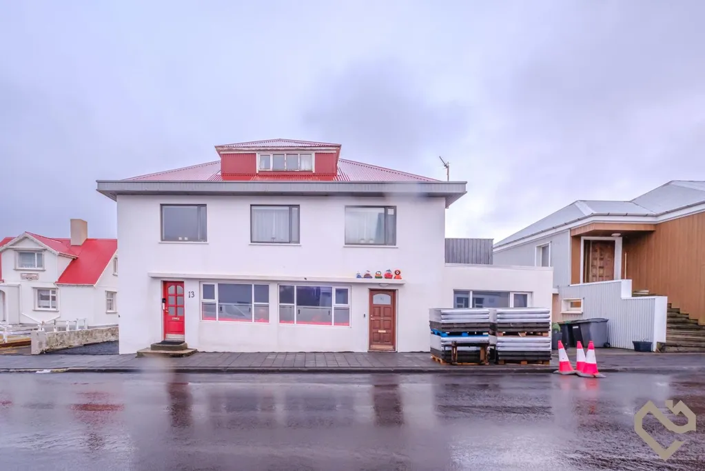 Välivaade - Stein House with Sea View in Vestmannaeyjar