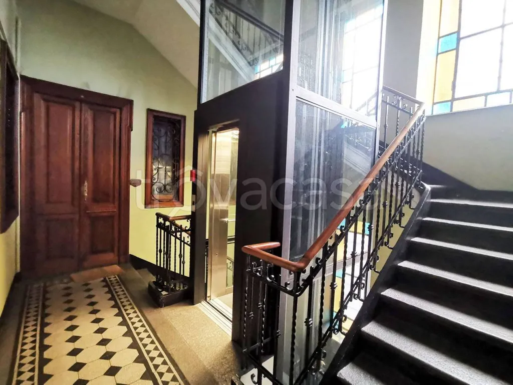 Pièces - Spacious Apartment with Triple Exposure in Turin