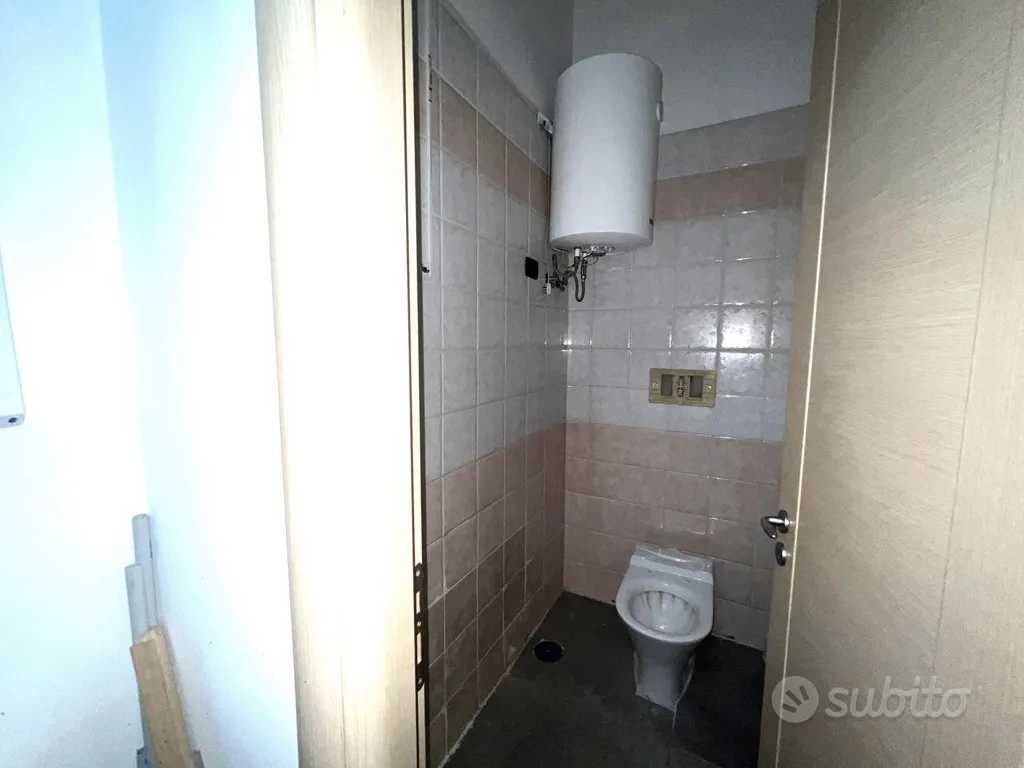 Salles de bain - Commercial Space with Street Frontage in Maddaloni
