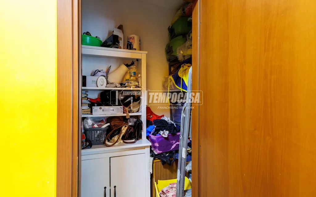 Rooms - Partially Refined Apartment with Balcony in Parma