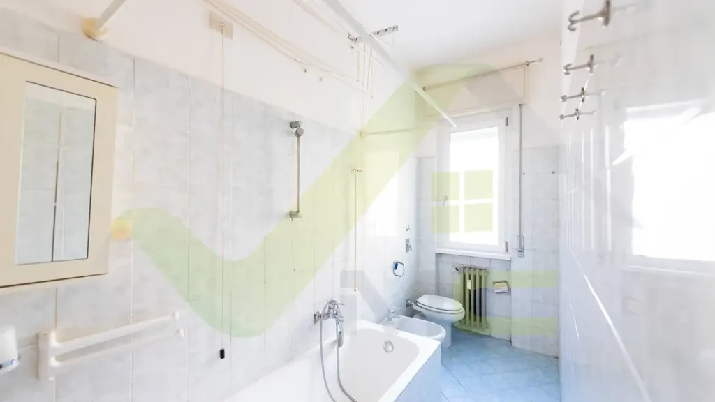 Salles de bain - Semi-Renovated 2-Bedroom in Melzo Centre