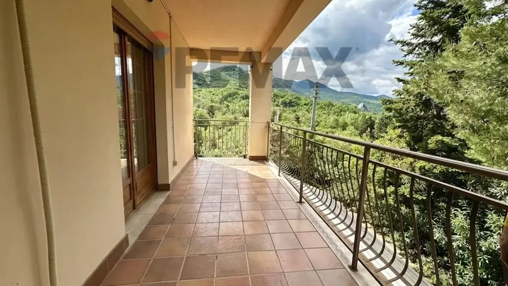 Rõdu - Lakefront Apartment with Terraces in Colledimezzo