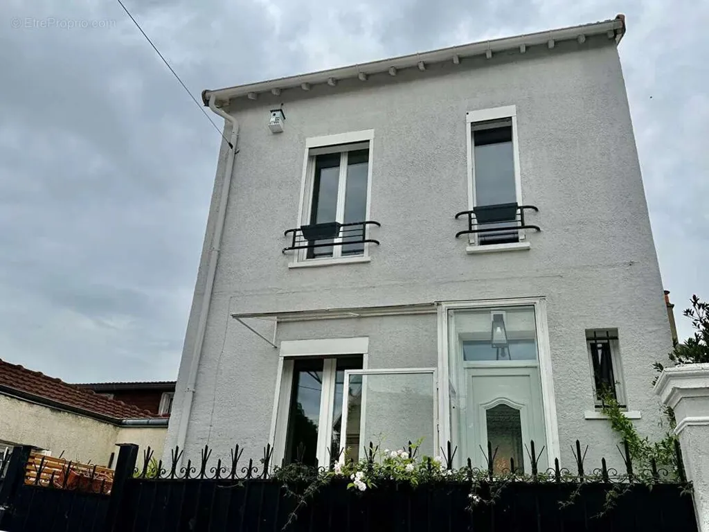 Välivaade - Charming House with Garden in Colombes