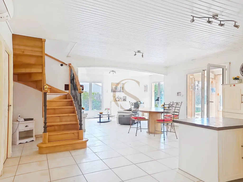 Cuisine - Maison avec Piscine et Garage au Centre de Lorgues