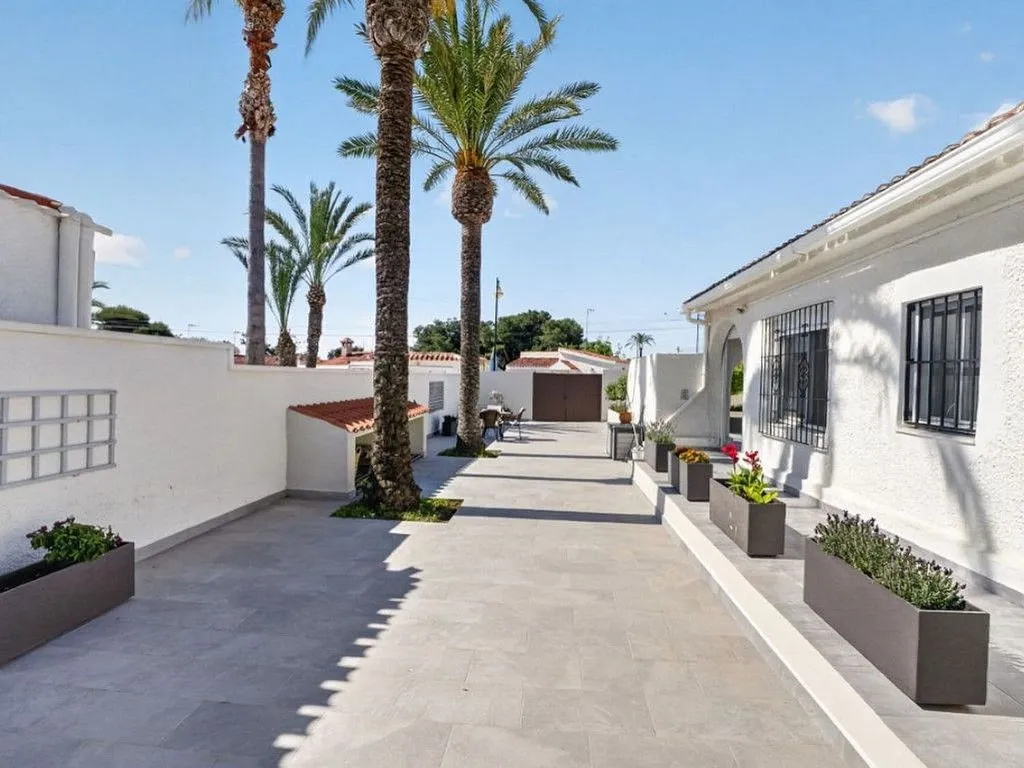 Välivaade - Chalet with Pool on Avenida Las Alondras