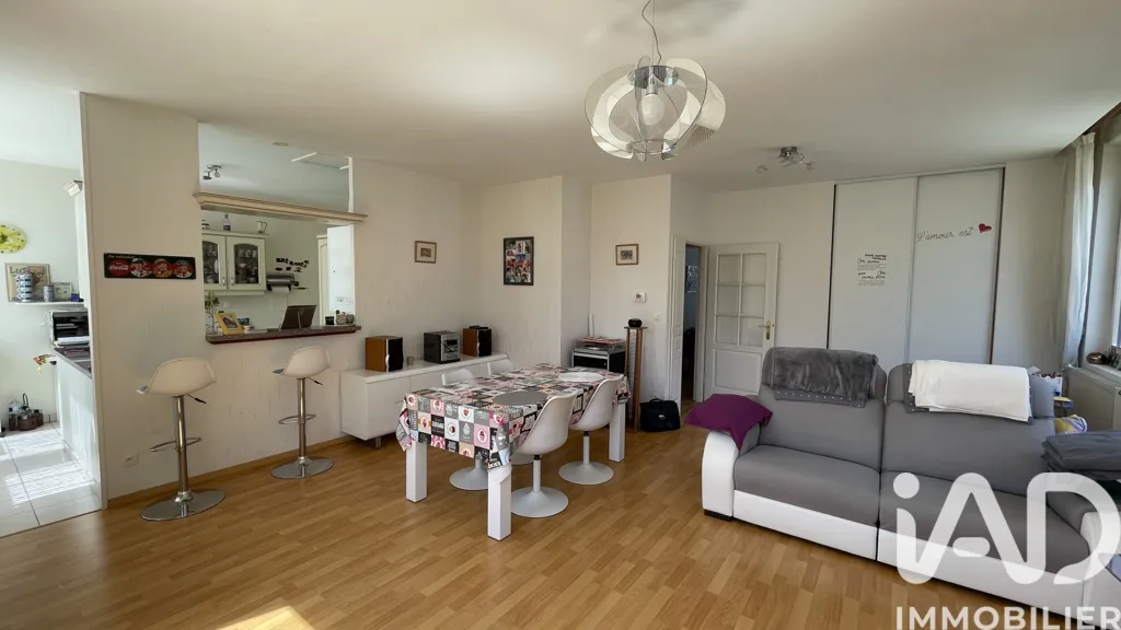 Living Room - Secure T3 Apartment with Parking in Le Mans