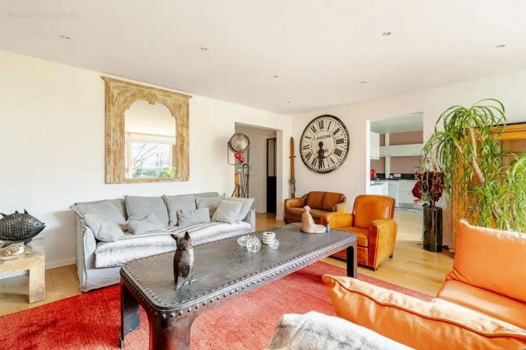 Elutuba - Bright 3-Bed Flat with Balcony in Garches