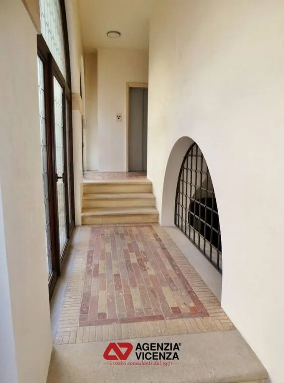 Entrée - Historic Office with Elevator in Vicenza