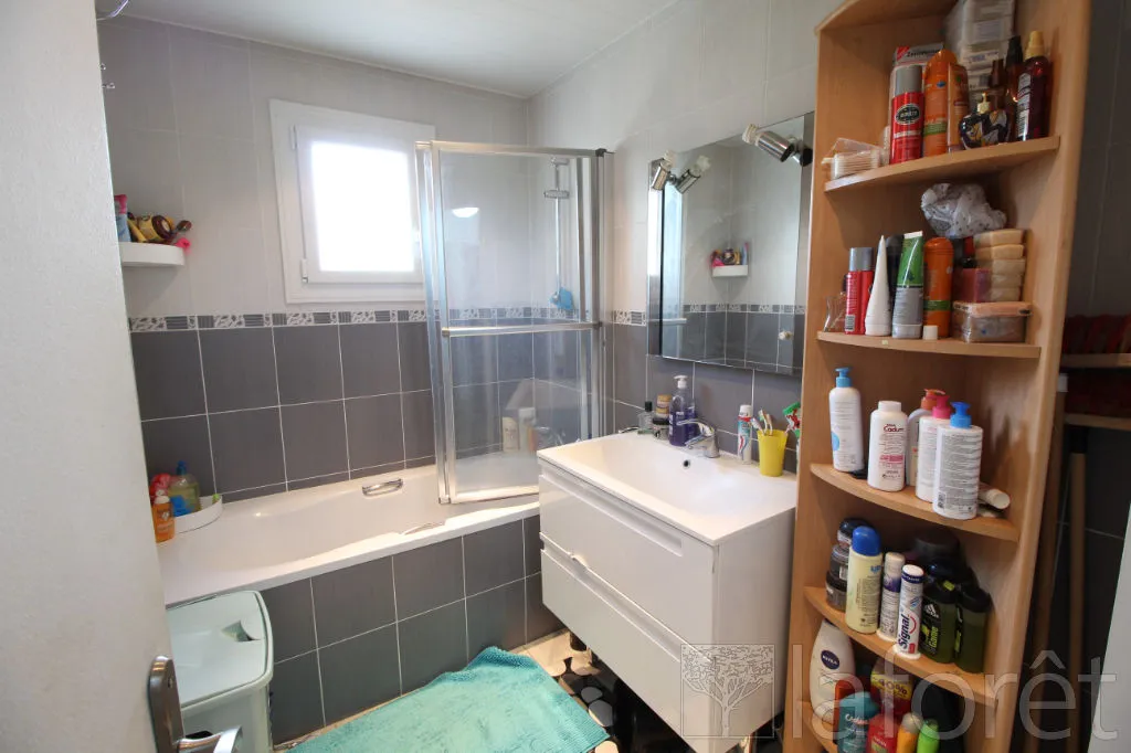 Bathrooms - 1985 House with Terrace in Limay