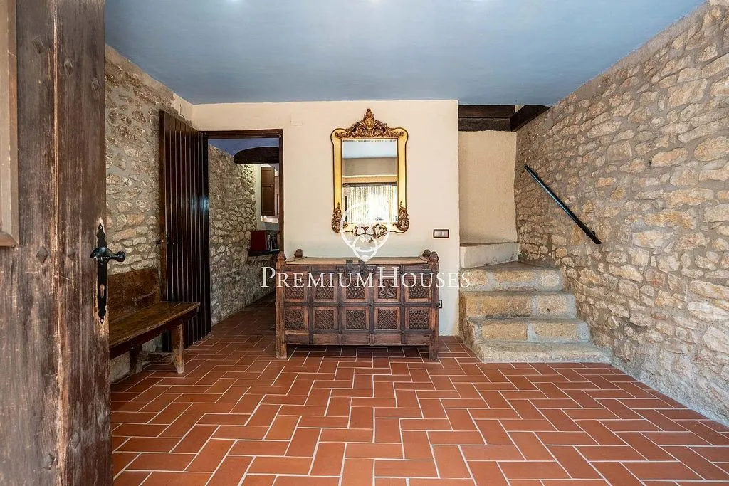 Esik - Luxury Farmhouse with Pool near Catllar