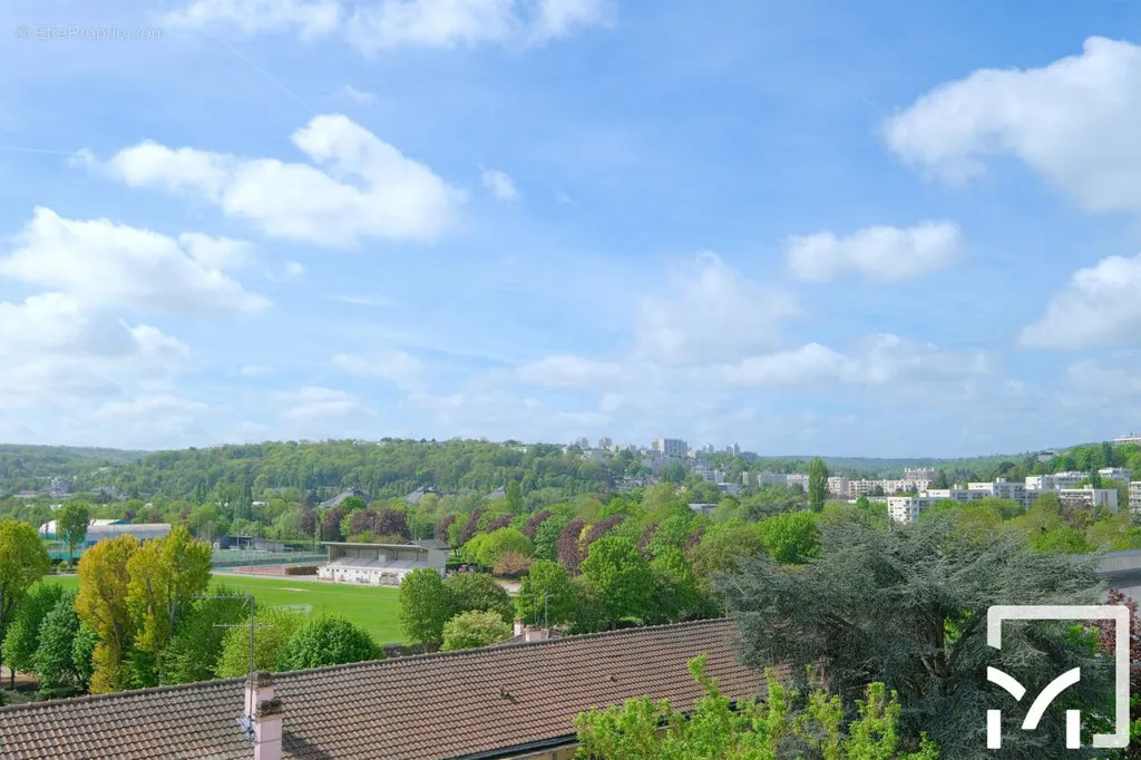 Garden - Family Apartment with Balcony in Le Pecq