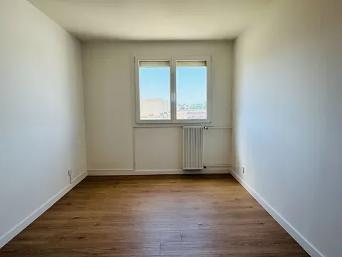 Toad - Spacious 4-Bedroom Apartment with Balcony in Dijon