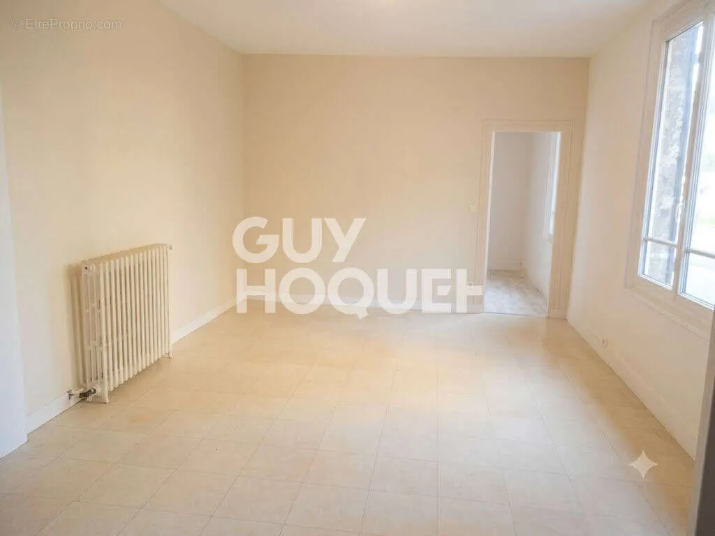 Stanze - Two-Bedroom Apartment in Ivry-La-Bataille Centre