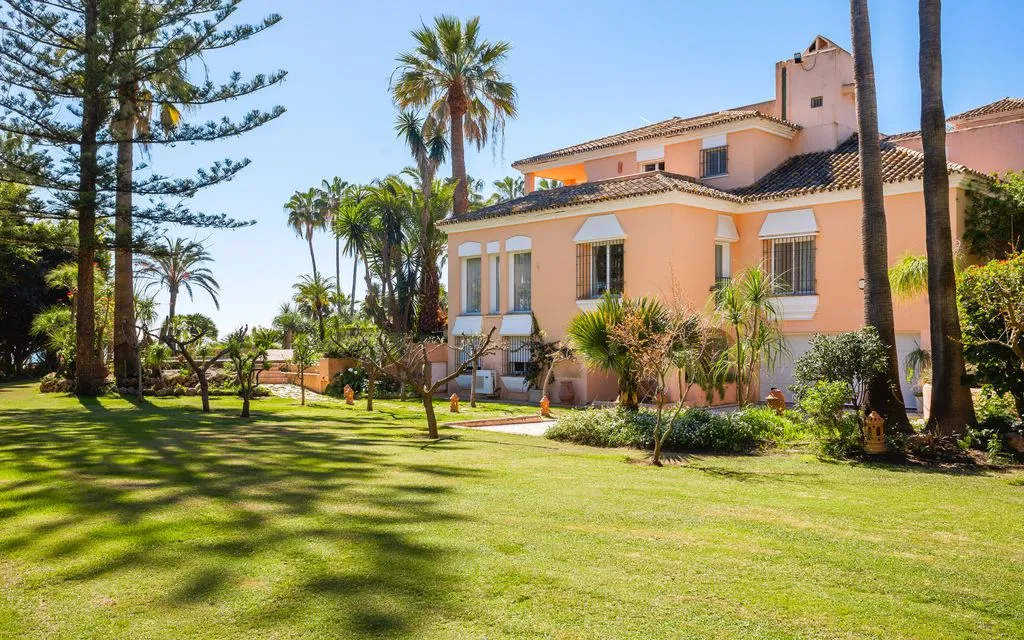 Jardin - Beachfront Villa with Pool in Estepona