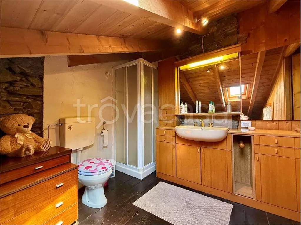 Salles de bain - Rustic Semi-detached House with Balcony in Armeno