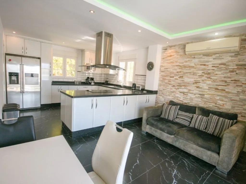 Kitchen - Four-Bedroom Chalet with Pool near Coín